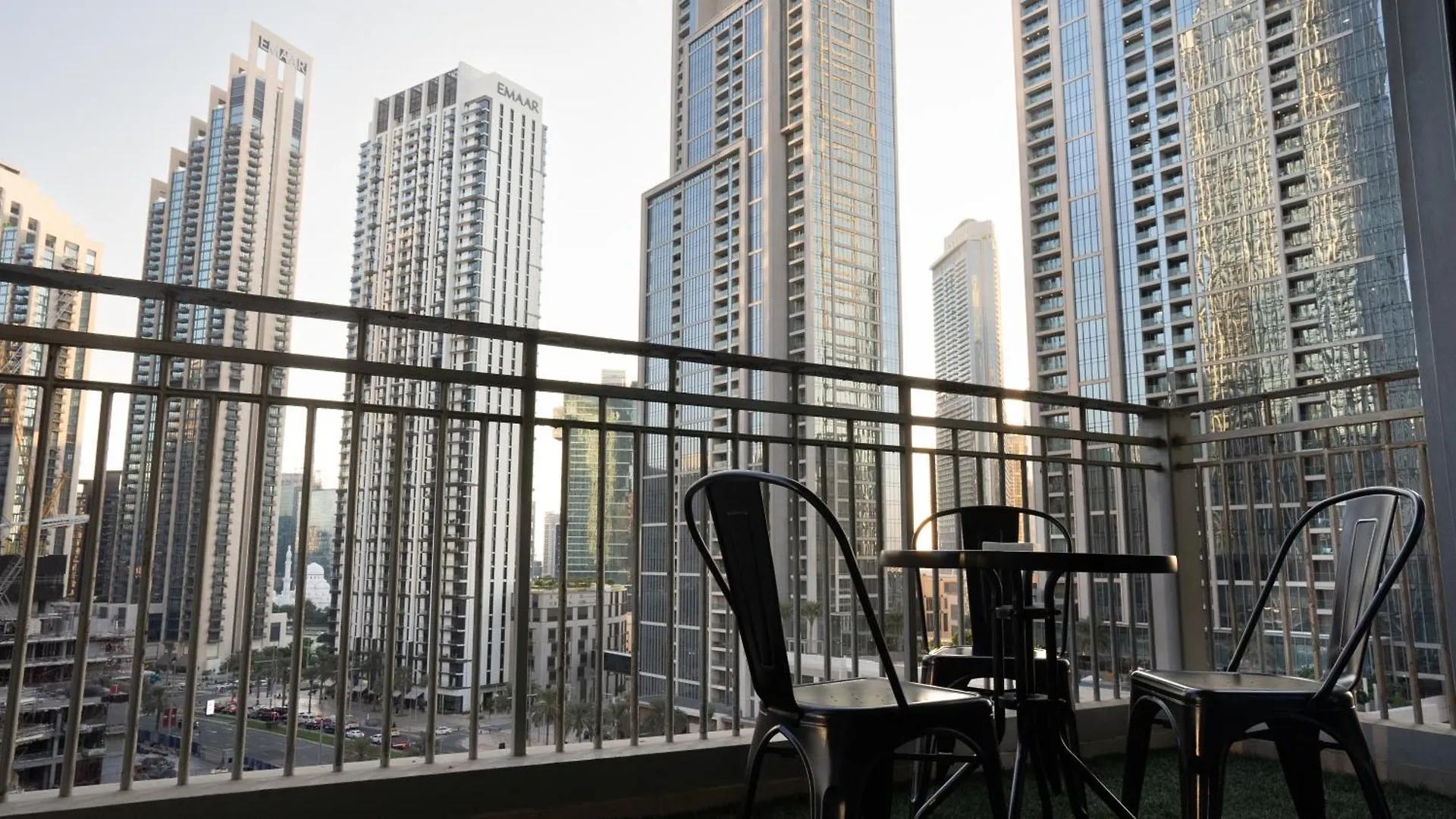 Modern Apartment Near Burj Khalifa Dubaj